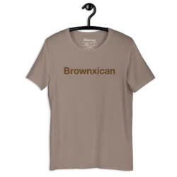 Camiseta Brownxican de EnjoyHoy con diseño de orgullo moreno mexicano, vista frontal sobre fondo neutro