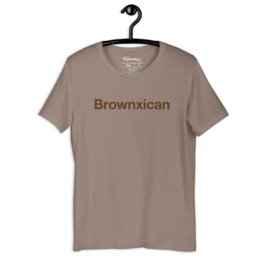 Camiseta Brownxican de EnjoyHoy con diseño de orgullo moreno mexicano, vista frontal sobre fondo neutro