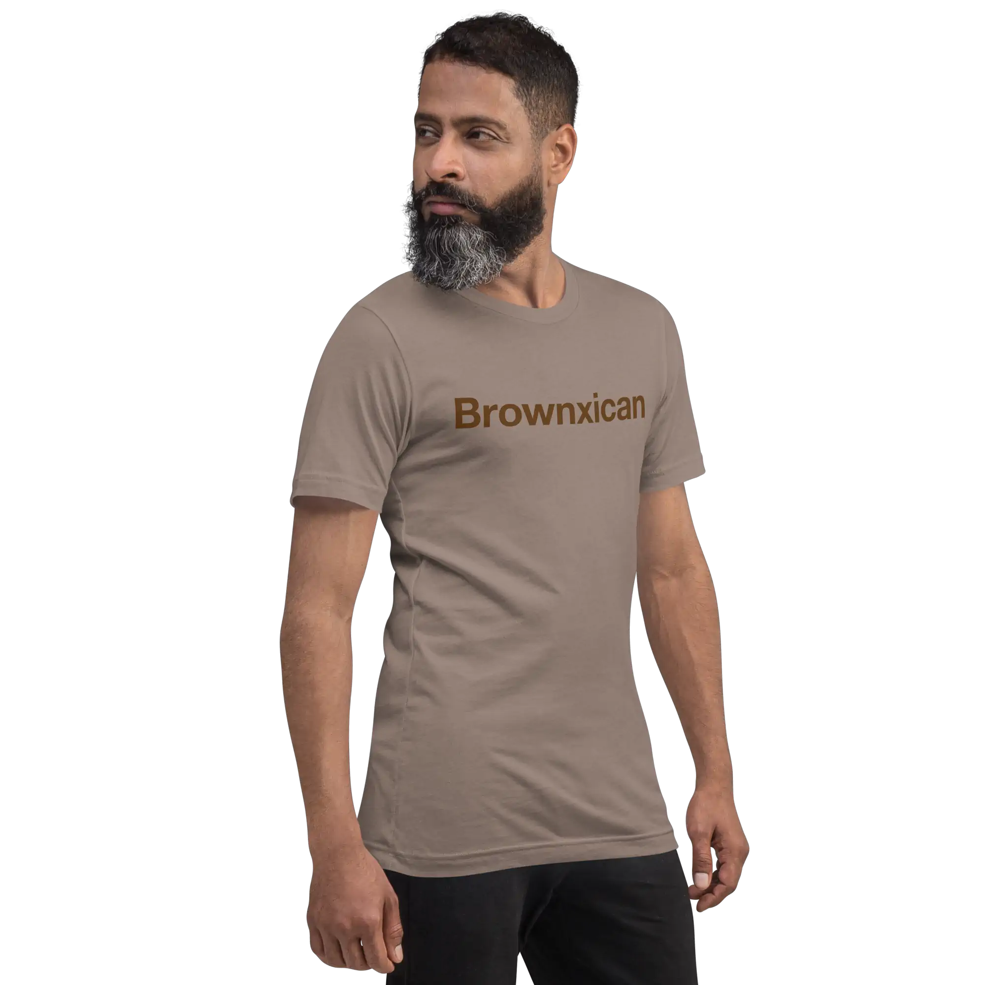 Modelo portando la camiseta Brownxican de EnjoyHoy, camiseta orgullo moreno mexicano talla regular