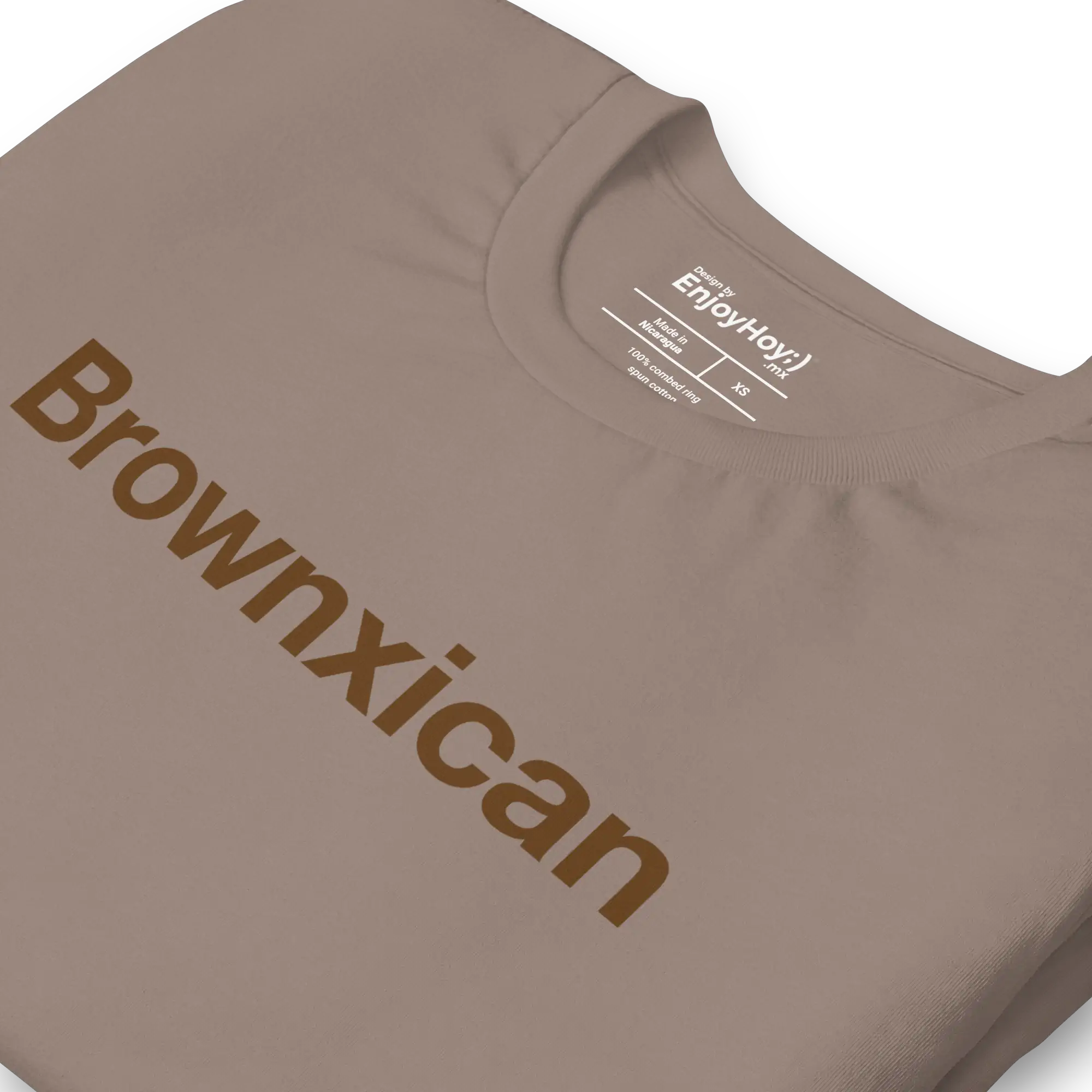 Camiseta Brownxican EnjoyHoy vista de cerca, algodón peinado 142 g/m² con diseño de identidad mexicana