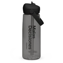 Botella de agua Malas Decisiones de frente mostrando el diseño impreso completo – EnjoyHoy;)