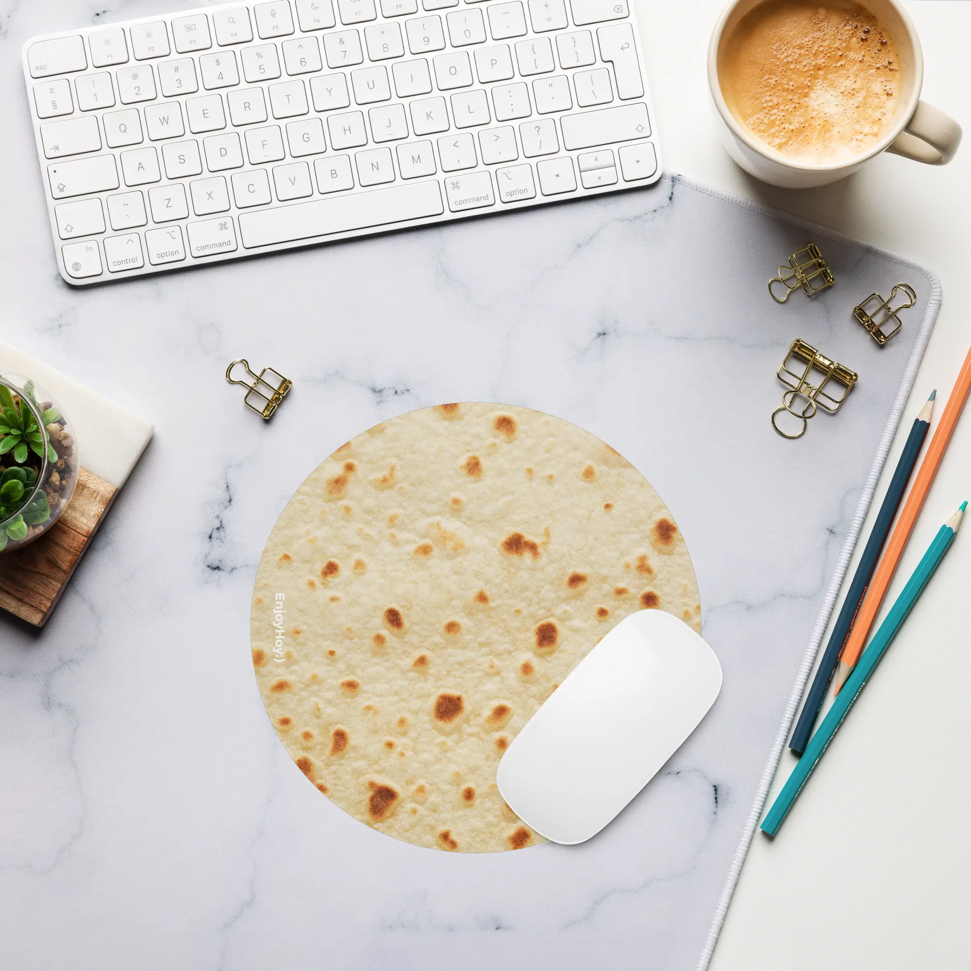Mouse pad tortilla de harina en escritorio con mouse, mostrando superficie lisa antideslizante