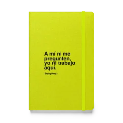 Cuaderno de tapa dura A Mí Ni Me Pregunten mostrando cierre elástico lateral