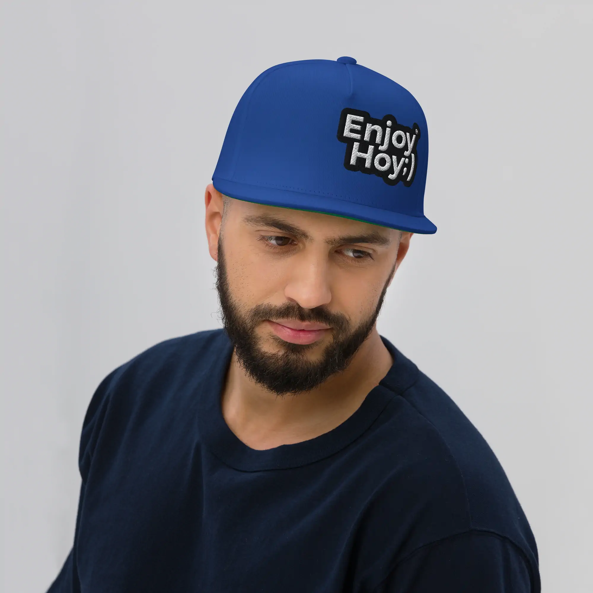 Gorra azul rey EnjoyHoy vista frontal, corona alta y visera plana snapback ajustable.