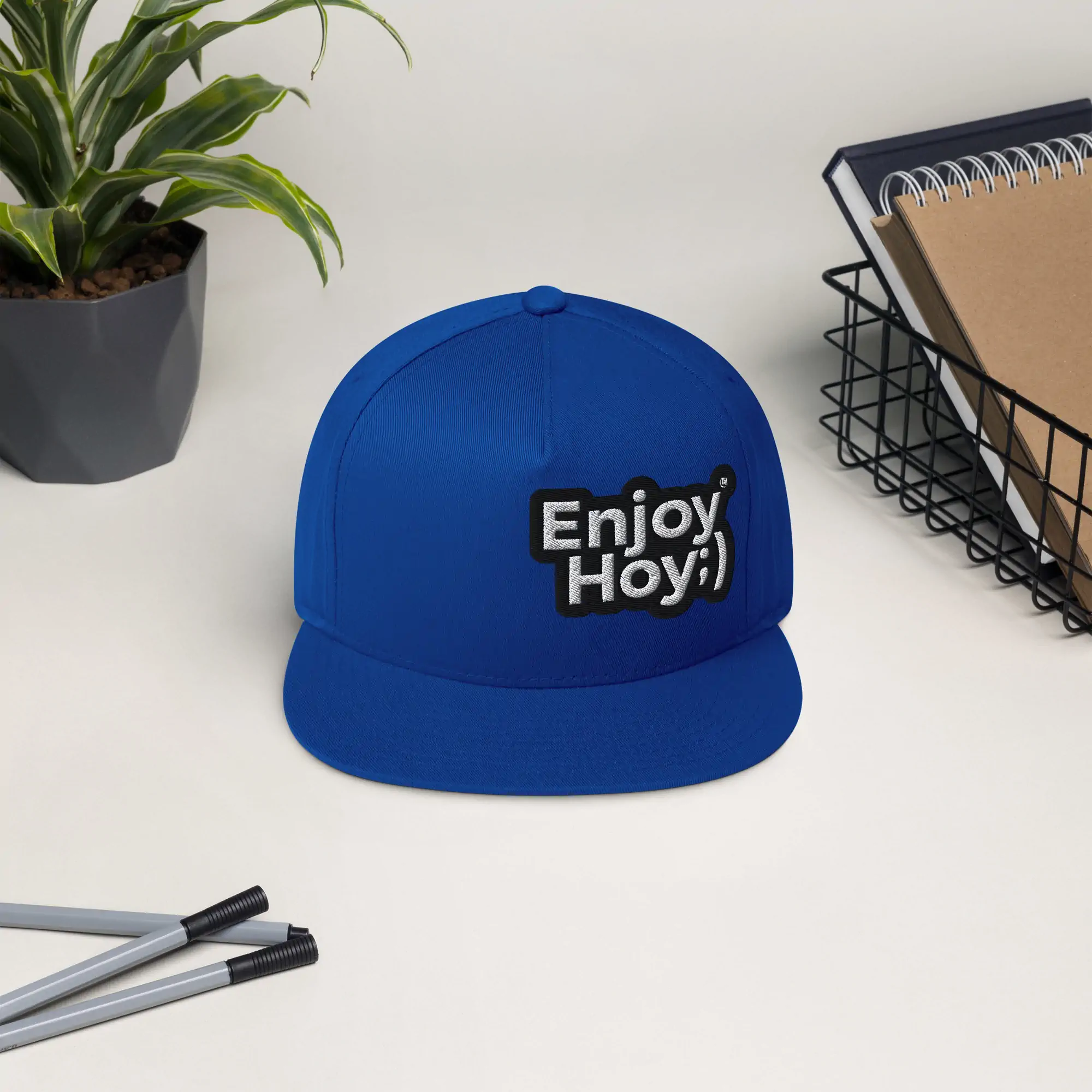 Gorra azul rey EnjoyHoy vista frontal, corona alta y visera plana snapback ajustable.