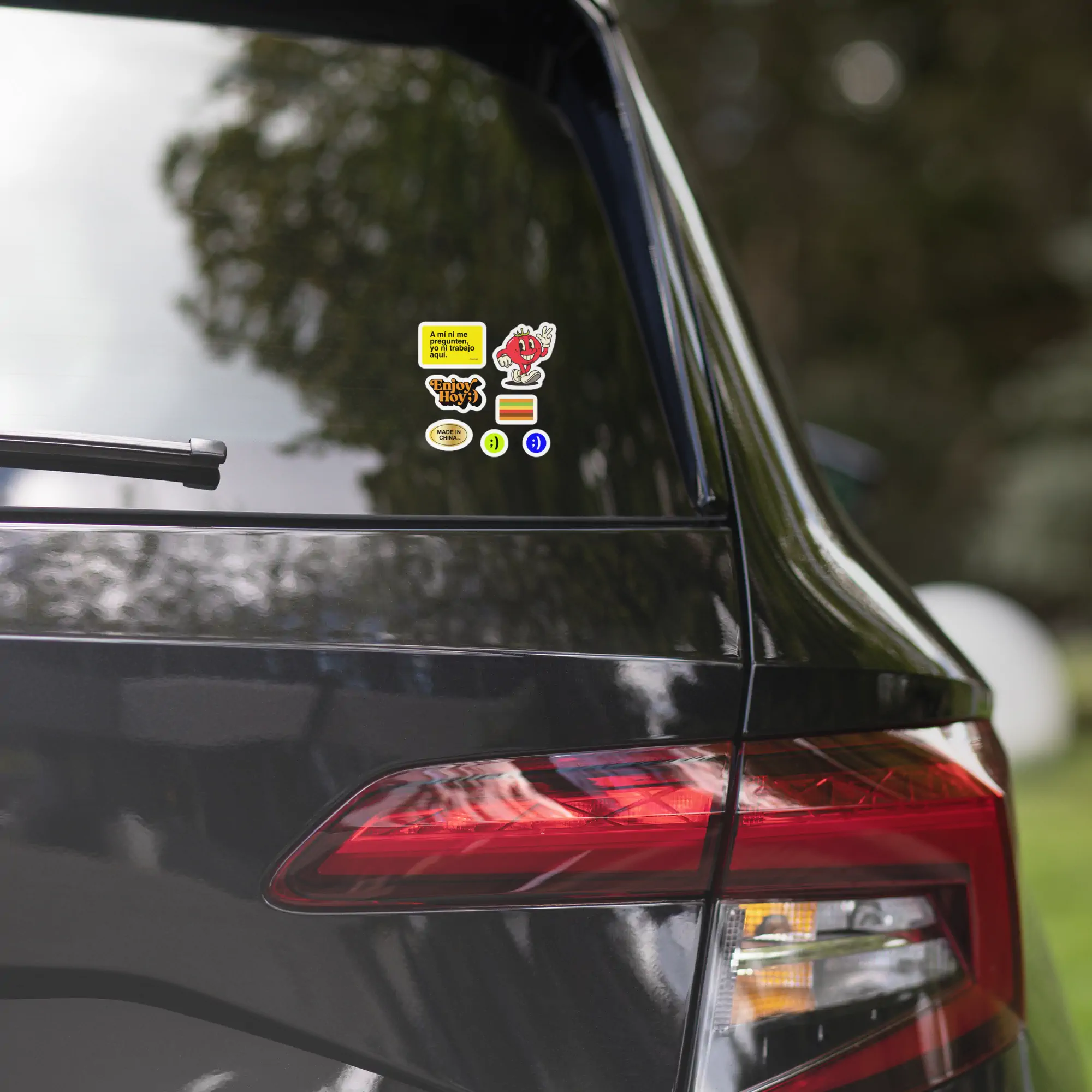 Imagen de diseños (mockup de los 7 stickers): Stickers antiburbujas EnjoyHoy: diseños de tomate, logo Enjoy Hoy;), Bandera del Orgullo Gordo, sello Made in China y caritas ;)