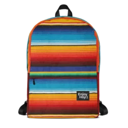 Mochila sarape mexicana con estampado de rayas multicolor sobre fondo blanco, vista frontal completa