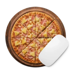 Mouse pad pizza hawaiana redondo con mouse blanco encima, diseño de pizza con piña y jamón sobre tabla de madera – EnjoyHoy;)
