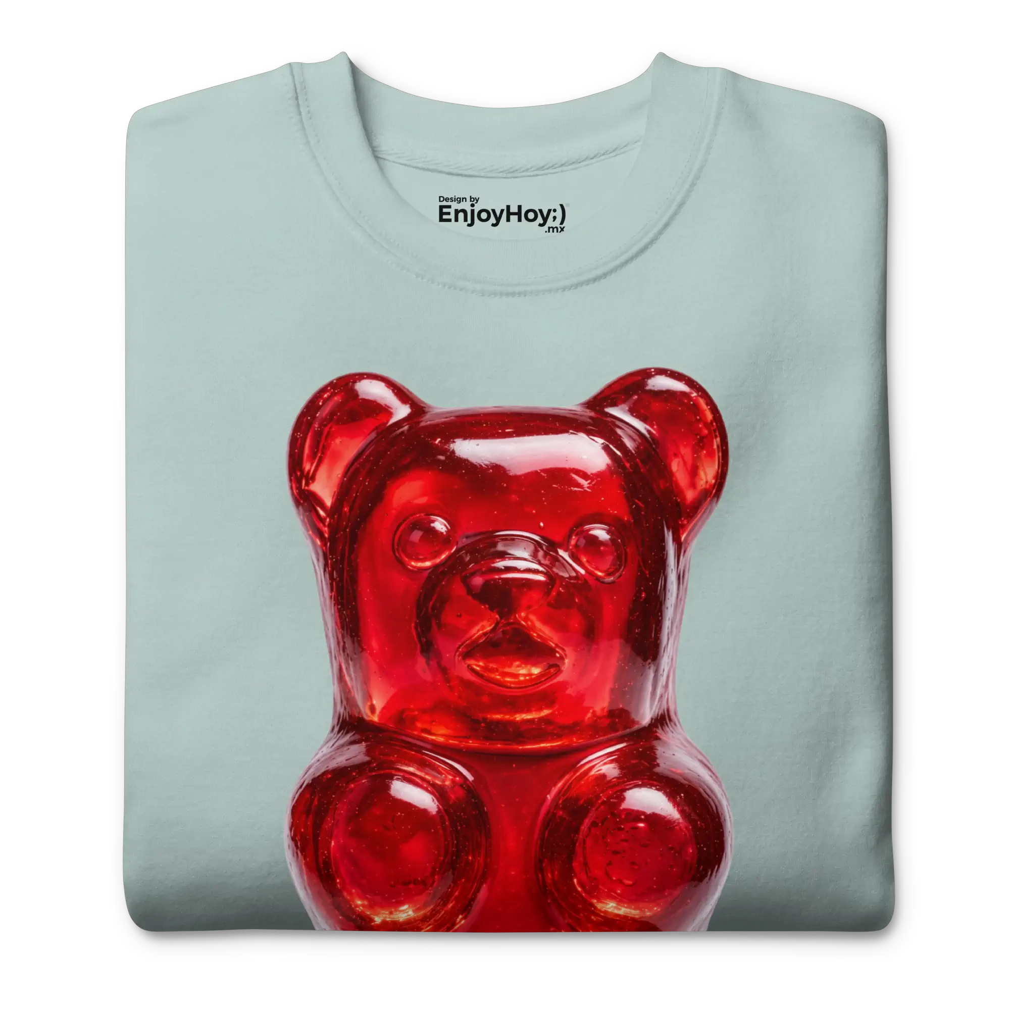 Sudadera doblada mostrando de cerca la cara del osito de gomita y la etiqueta del cuello