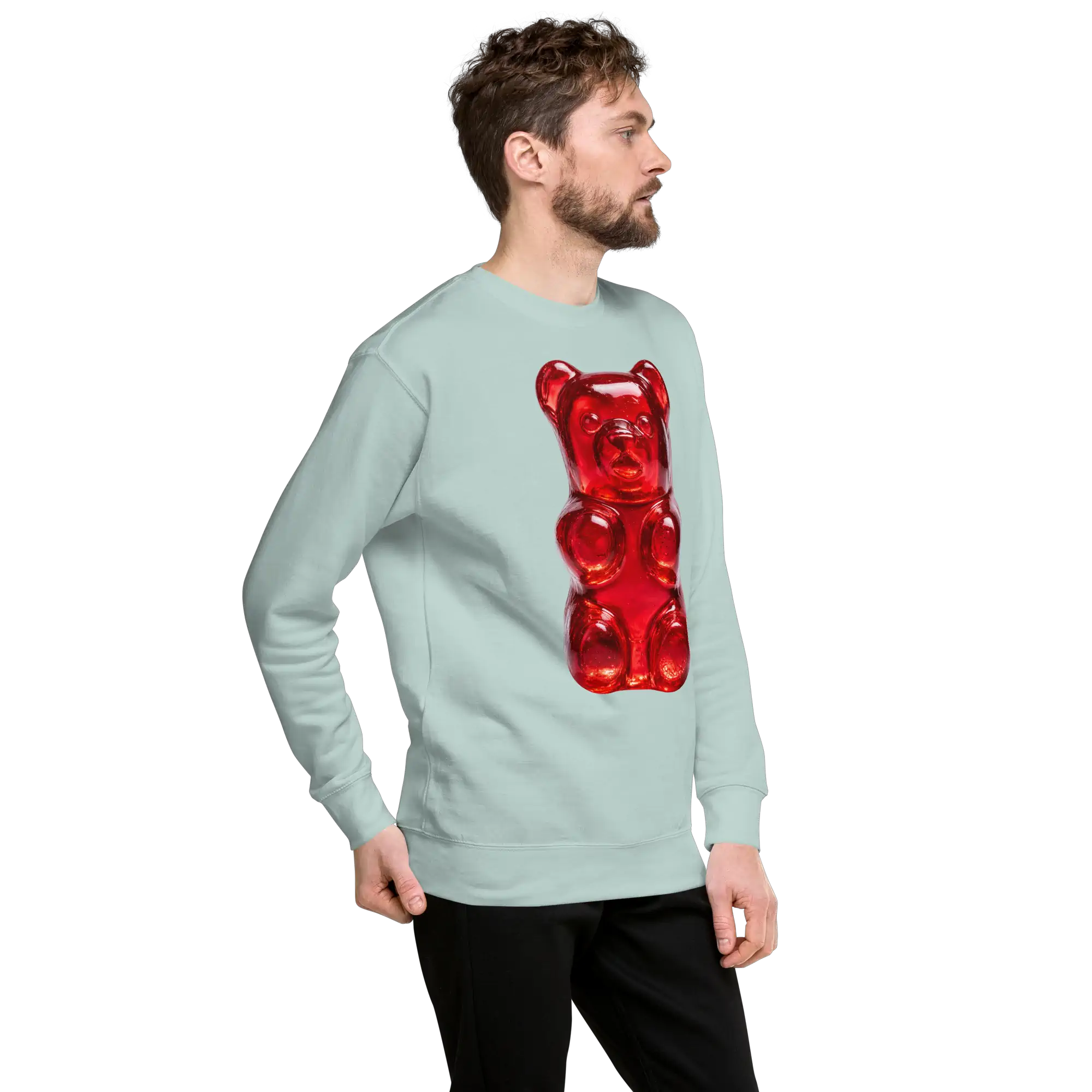 Hombre de cabello castaño mirando de lado con la sudadera de osito de gomita y pantalón negro